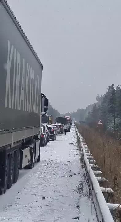 За Абзаково на подъёме образовалась большая пробка из-за гололеда и снега