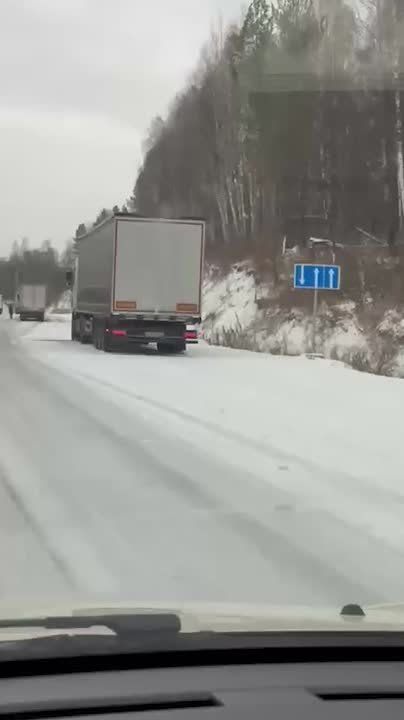 Снегопад и гололёд парализовали движение на трассе Уфа — Инзер — Белорецк в Башкирии