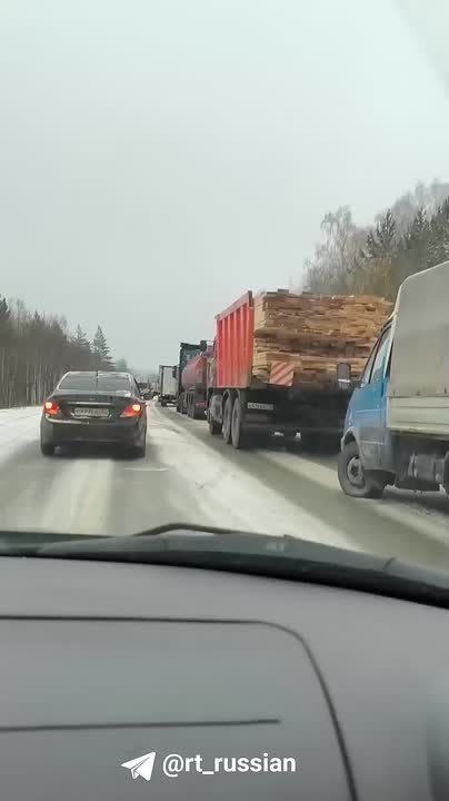 Из-за гололёда машины застряли в пробке на десятки километров на трассе Уфа — Белорецк