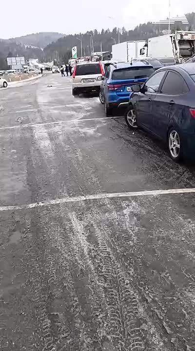 Трасса до Уфы полностью парализована из-за гололёда и снегопада — пробка растянулась на десятки километров