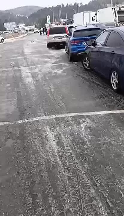 Снегопад и гололед полностью парализовали движение на дороге Уфа — Белорецк