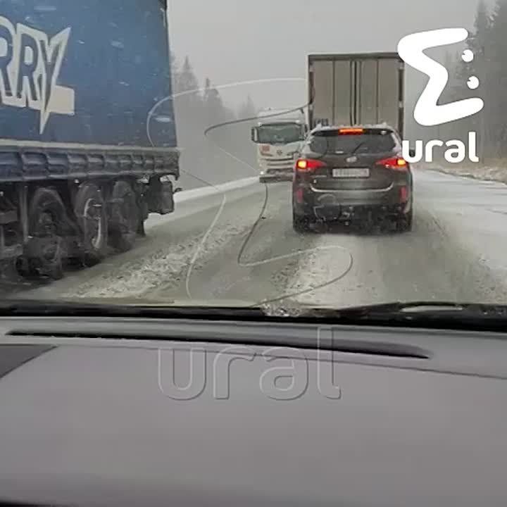 Погода лютует на трассе М-5 в Челябинской области — сейчас там собираются большие пробки