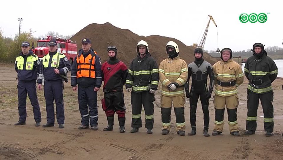 Один автомобиль загорелся, другой — съехал в реку и затонул с двумя людьми в салоне