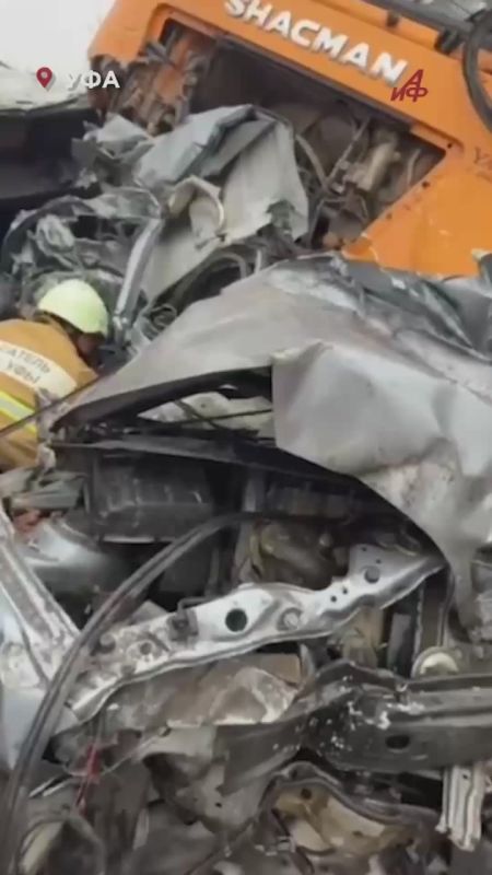 Грузовик протаранил 11 авто: кадры с места страшной аварии в Уфе