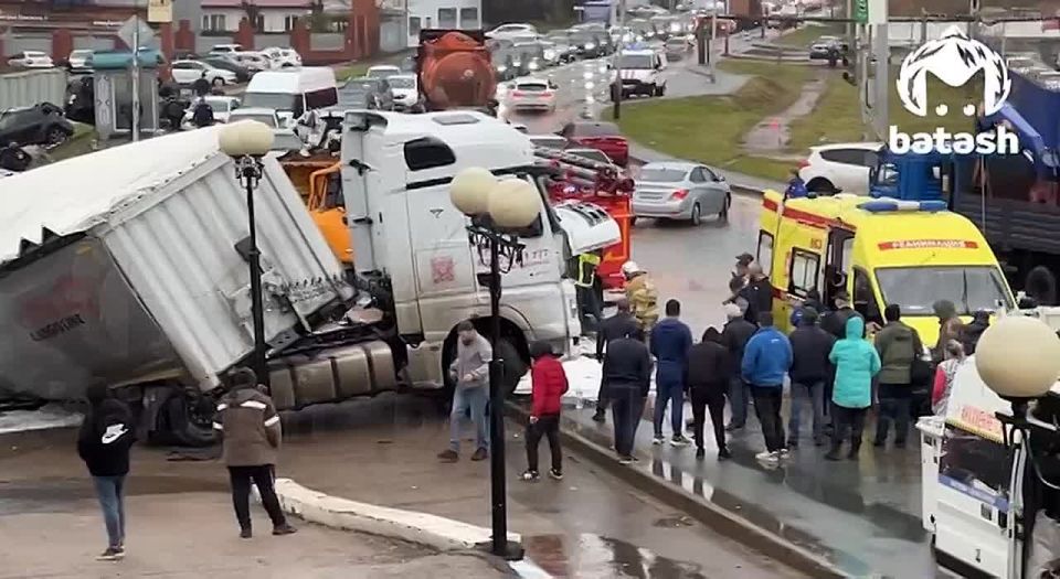 Массовая авария на Новоженова в Уфе — столкнулись три легковушки и фура
