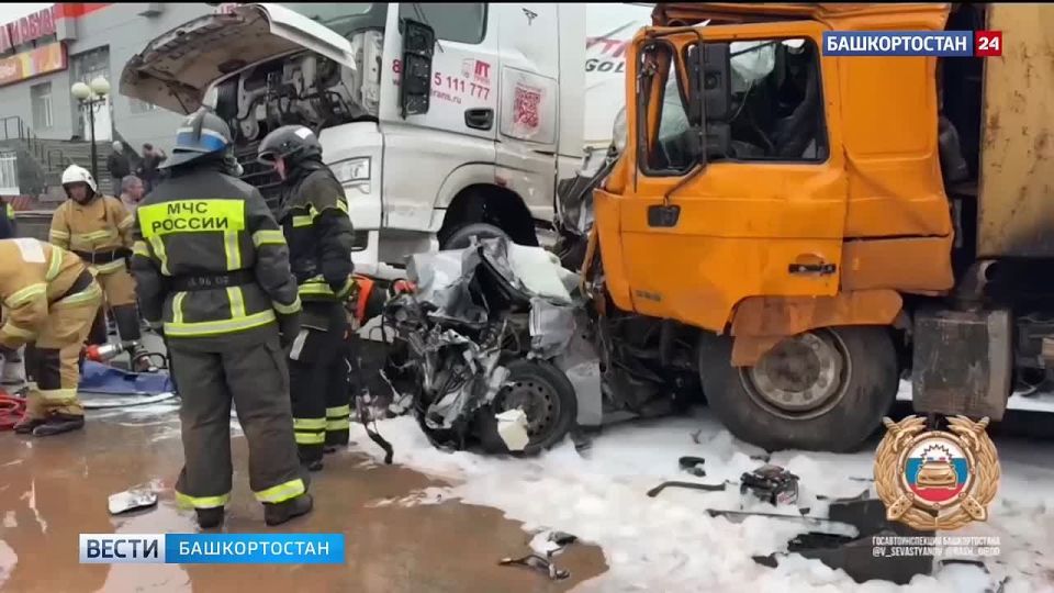 Видео с места ДТП с участием грузовика и 11 автомобилей в Уфе