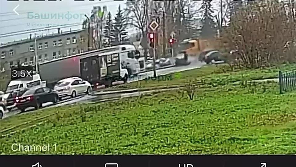 Страшные кадры сегодняшней смертельной аварии на перекрестке Новоженова и Уфимского шоссе в Уфе