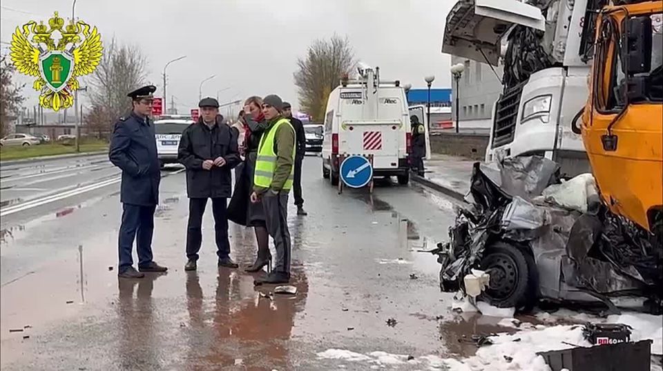 Два человека погибли в результате столкновения грузовика с 11 автомобилями в Уфе, сообщил главный госавтоинспектор республики Владимир Севастьянов