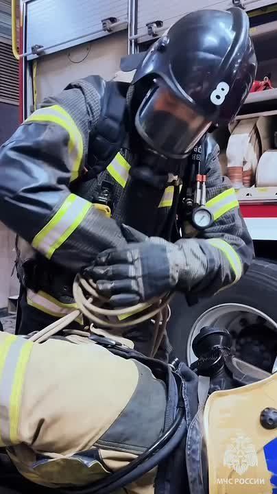 Спуск с высоты: как двоим спастись от огня при помощи одной веревки