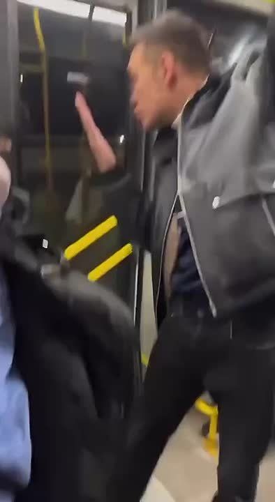 «Do you speak English? Ооо, еее»: уфимец двоечкой выключил суетолога в автобусе, а после стал звездой западных соцсетей