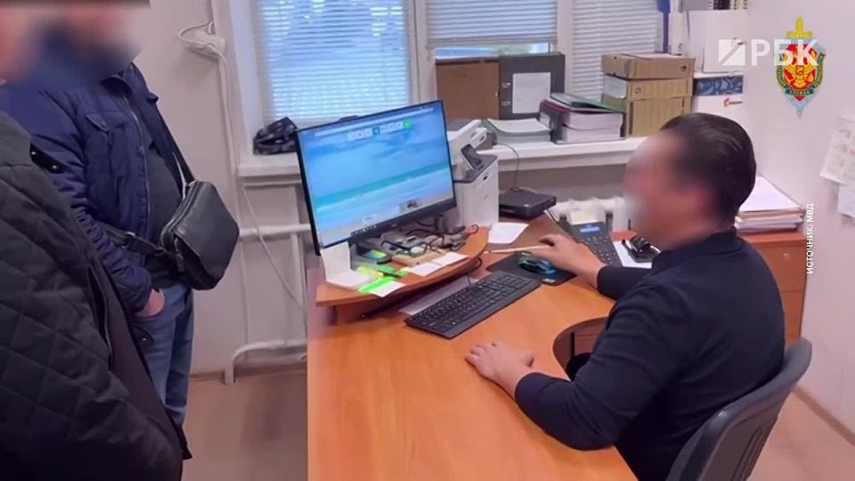 «Давно ждал»: в Уфе чиновник госкомитета по жилищному надзору встретил ФСБ с улыбкой