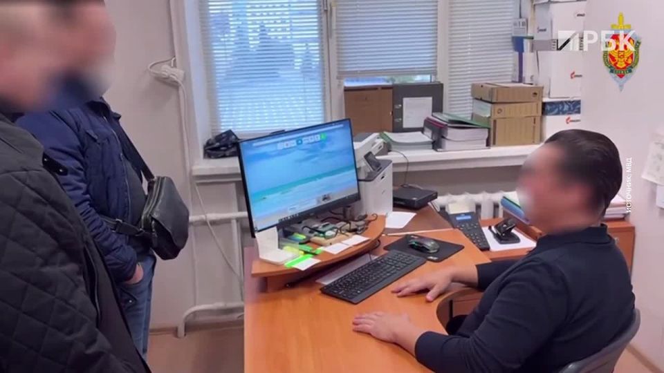 В Уфе чиновник госкомитета Башкортостана по жилищному и строительному надзору с улыбкой встретил сотрудников ФСБ, которые задержали его на рабочем месте по обвинению в получении взятки в крупном размере, сообщила...