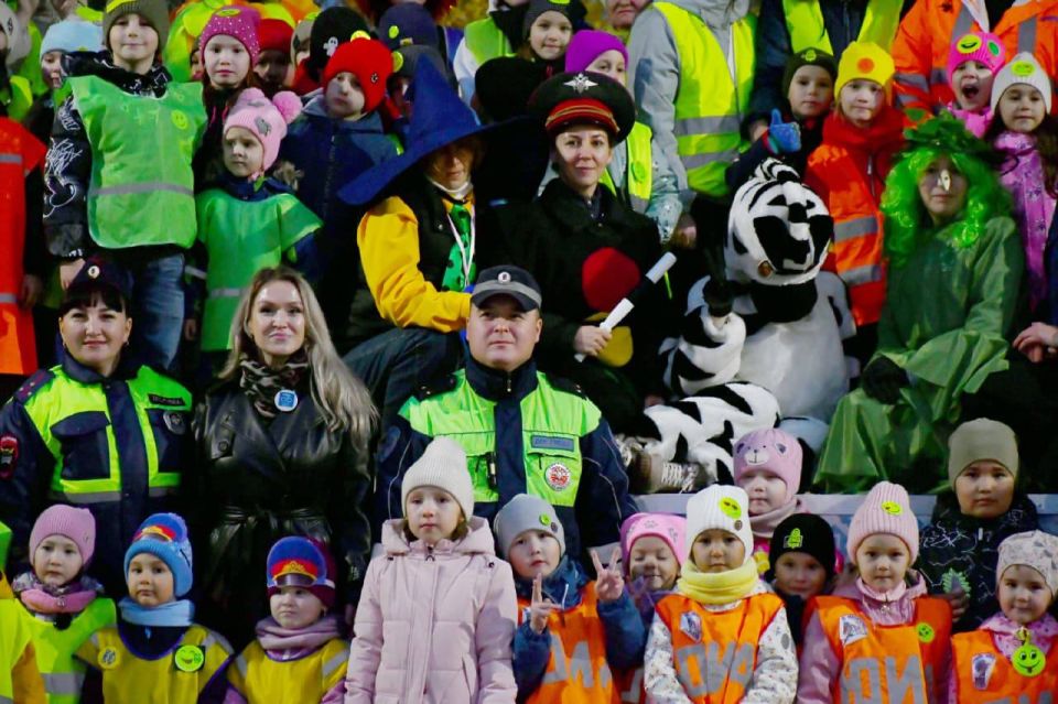 В Нефтекамске прошёл широкомасштабный семейный флешмоб "Засветись!"