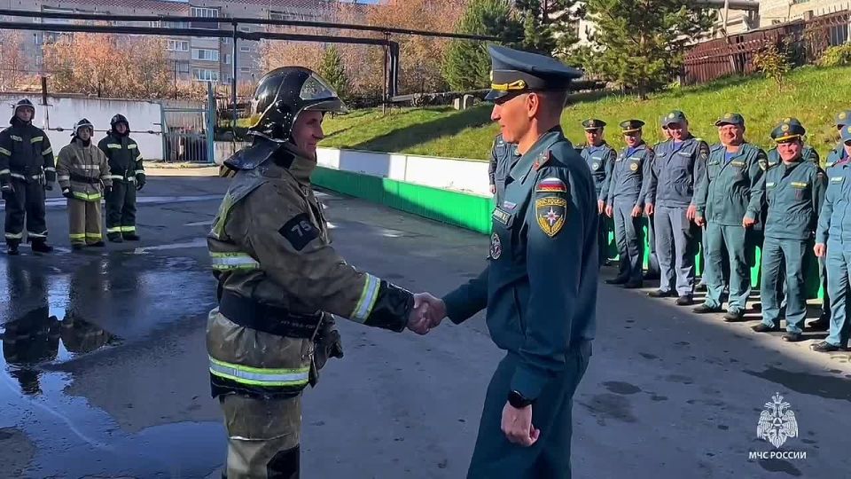 Церемония провода на заслуженный отдых сотрудников МЧС России – неотъемлемая часть традиций, существующих в спасательном ведомстве