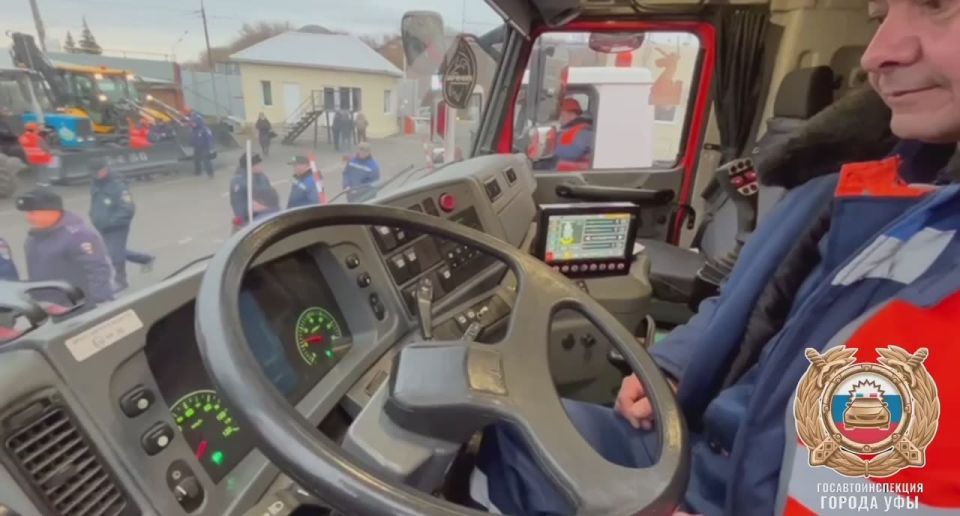 Сотрудники технического надзора Госавтоинспекции Уфы приняли участие в смотре снегоуборочной техники