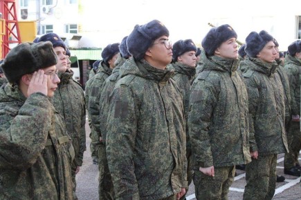 Со сборного пункта в Уфе сегодня отправили служить первую партию осенних призывников