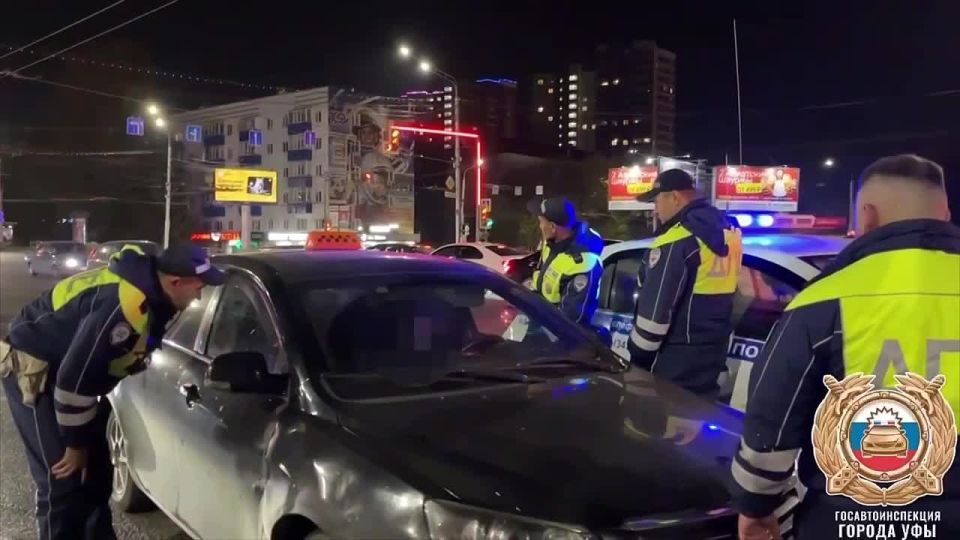 В Уфе, чтобы задержать пьяного водителя, автоинспекторам пришлось разбить стекло машины