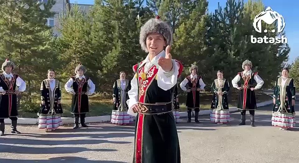 Красотки и красавцы из сибайского филиала УУНиТ зажгли под народные ритмы