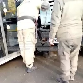 Мусоровоз припечатал пешехода к трамваю в Уфе — мужчина чудом серьёзно не пострадал