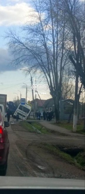 В Деме на ул. Минской произошло ДТП — грузовик столкнулся с автобусом