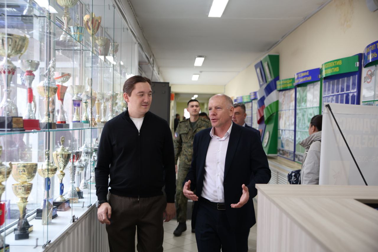 Проехали по спортивным учреждениям вместе с Данатом Бикташевым, участником СВО , чьим наставником я являюсь по кадровой программе "Герои Башкортостана"
