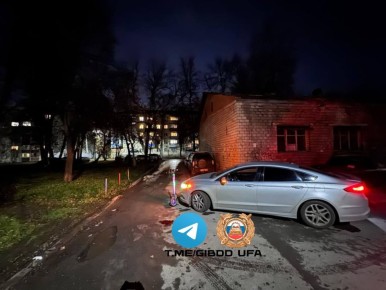 Подросток на самокате попал под колеса машины во дворе дома в Уфе