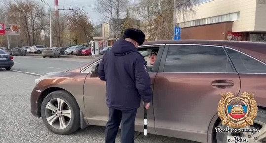 Сотрудники Госавтоинспекции Уфы совместно с представителями одной из автошкол Уфы поздравили водителей с Днем автомобилиста