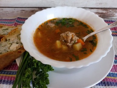 Необычный суп с фрикадельками: яркий вкус и аромат для весеннего настроения