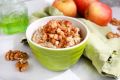 Постная овсянка с яблоком и орехами: легко и вкусно
