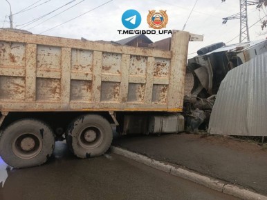 Грузовик врезался в здание в Нижегородке