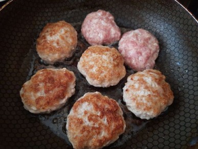 Как приготовить невероятно сочные мясные котлеты с грибами и сыром