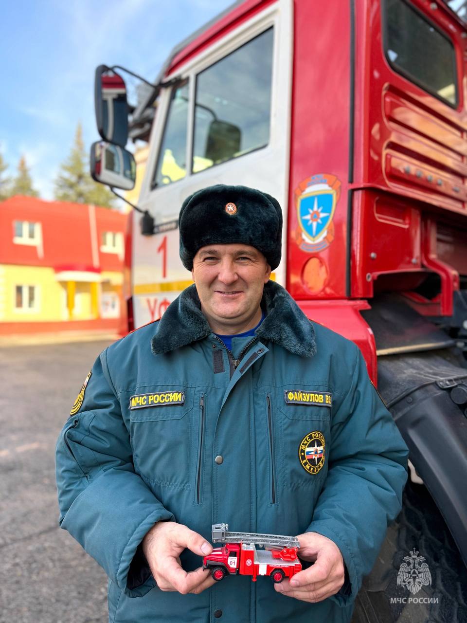 Водитель 1 пожарно-спасательной части Главного управления Вадим Файзулов желает всем продуктивной рабочей недели