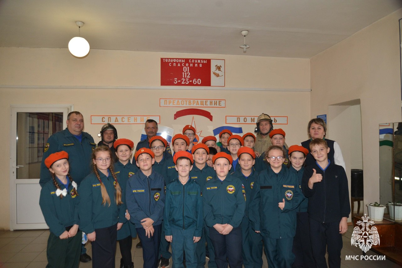 Месячник безопасности: давлекановские кадеты знакомятся с работой пожарных Месячник безопасности: давлекановские кадеты знакомятся с работой пожарных