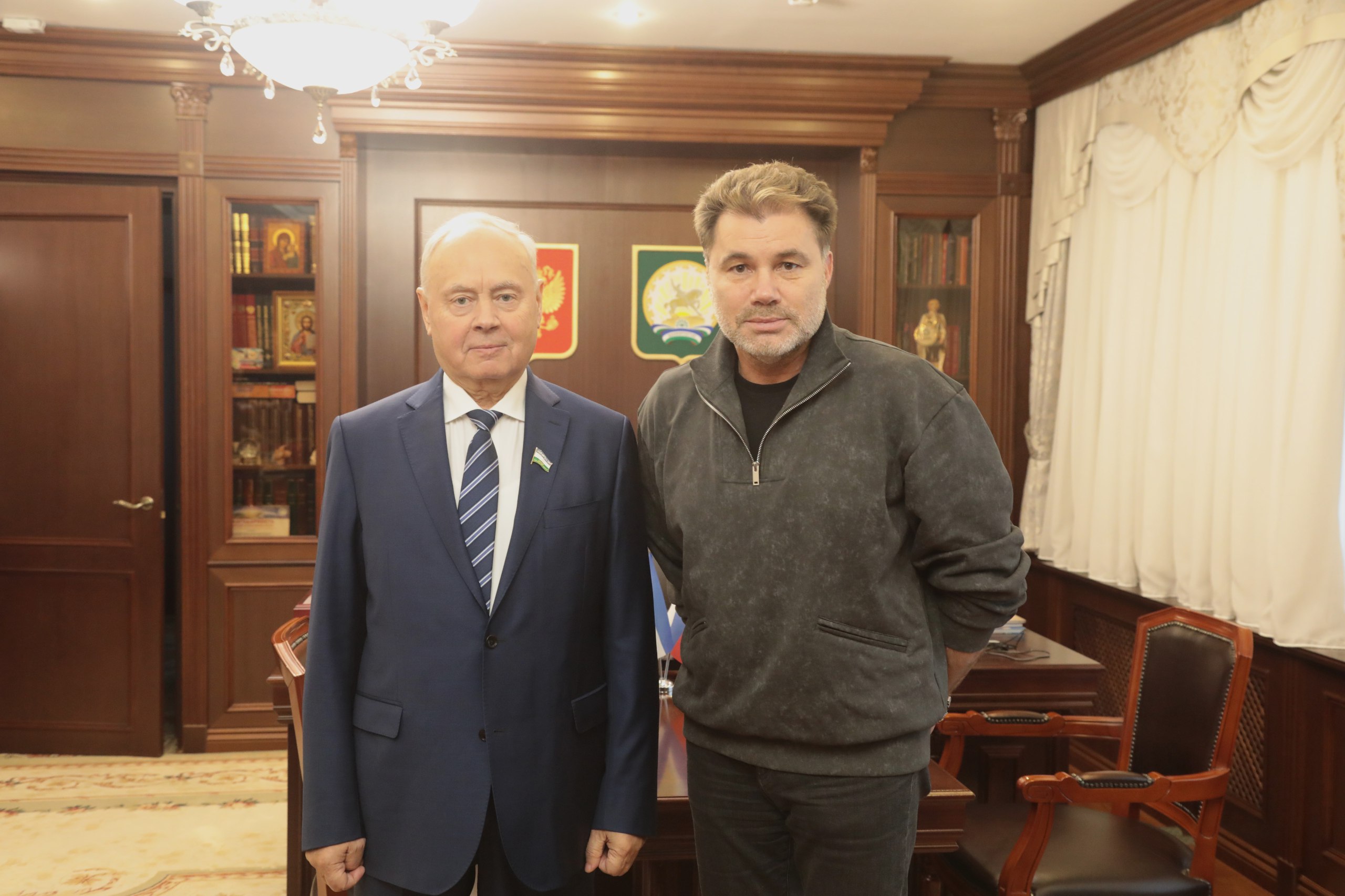 Константин Толкачев провел встречу с писателем Олегом Роем