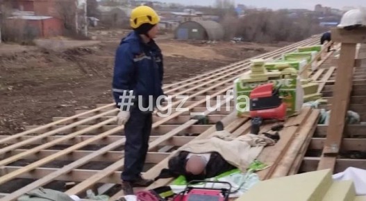 Уфимские спасатели эвакуировали рабочего с 4-го этажа