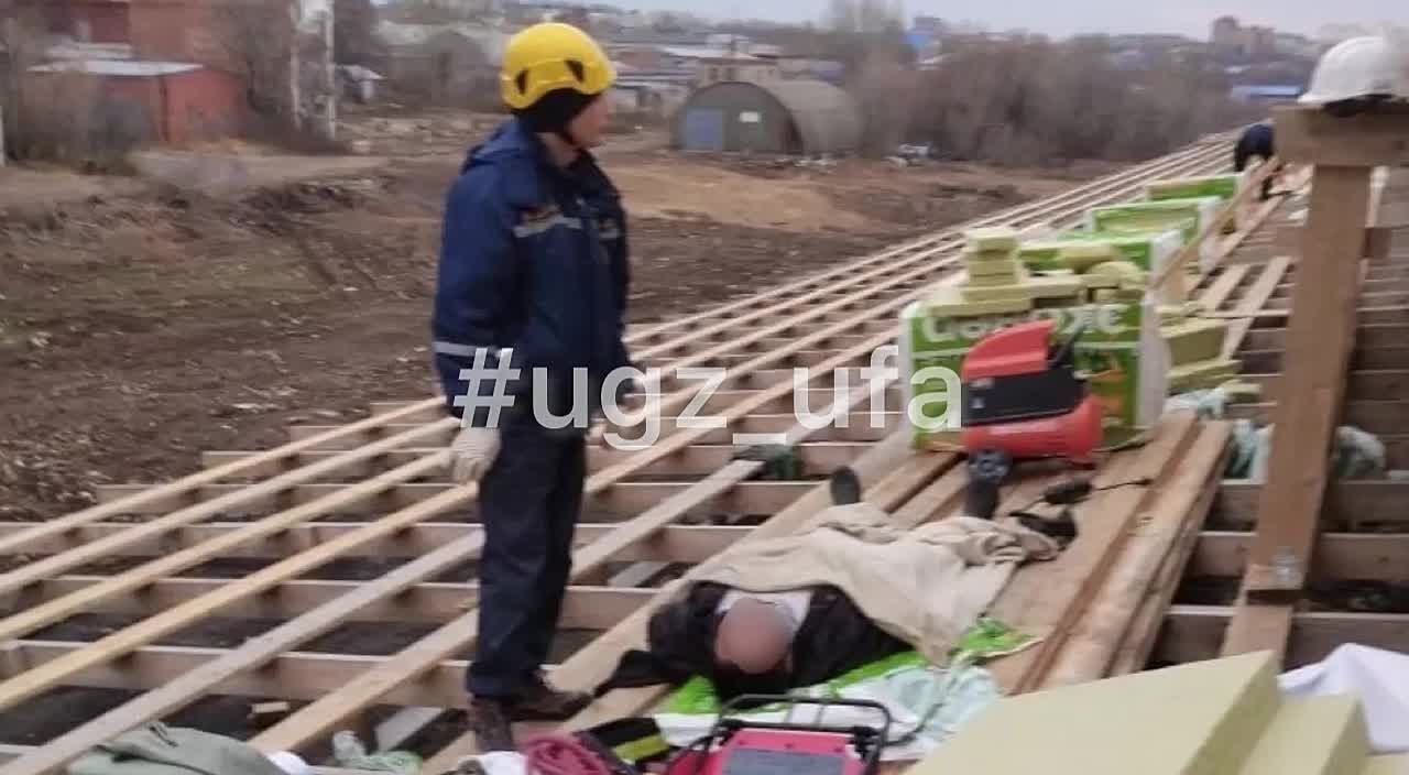 Уфимские спасатели эвакуировали рабочего с 4-го этажа