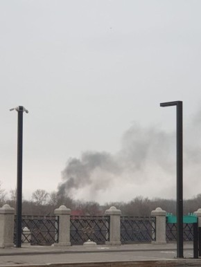 Очевидцы сообщают о пожаре в районе частных домов на Школьной в Уфе