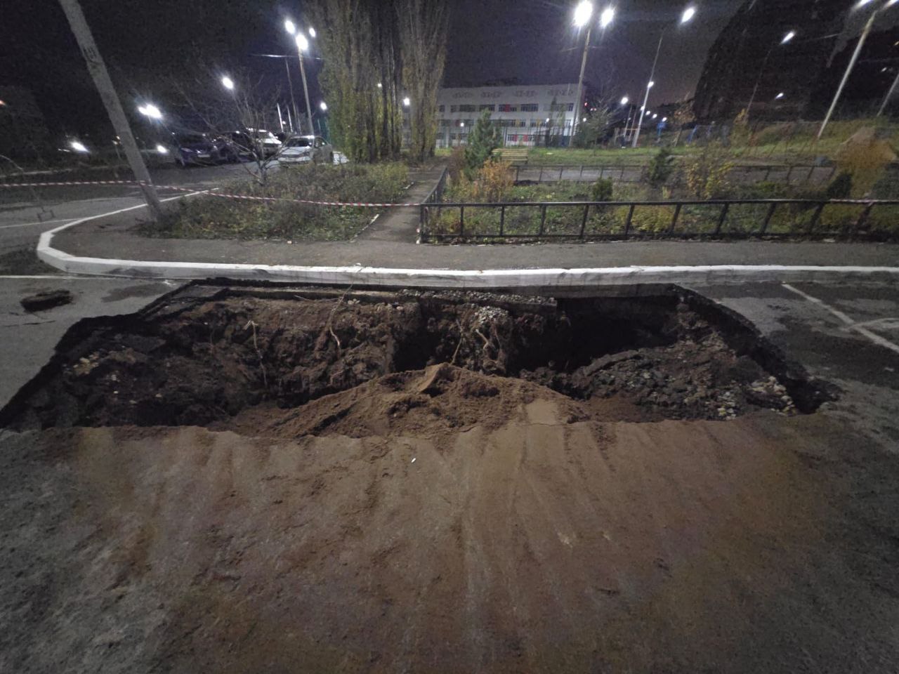 В Уфе обнаружили провал грунта В Уфе обнаружили провал грунта