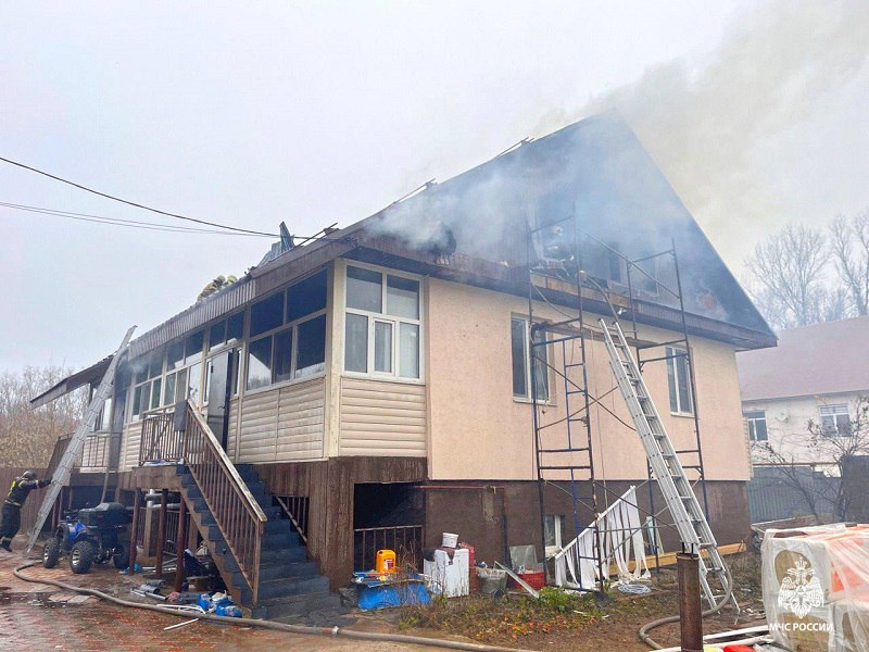 Огонь уничтожил кровлю двухэтажного дома