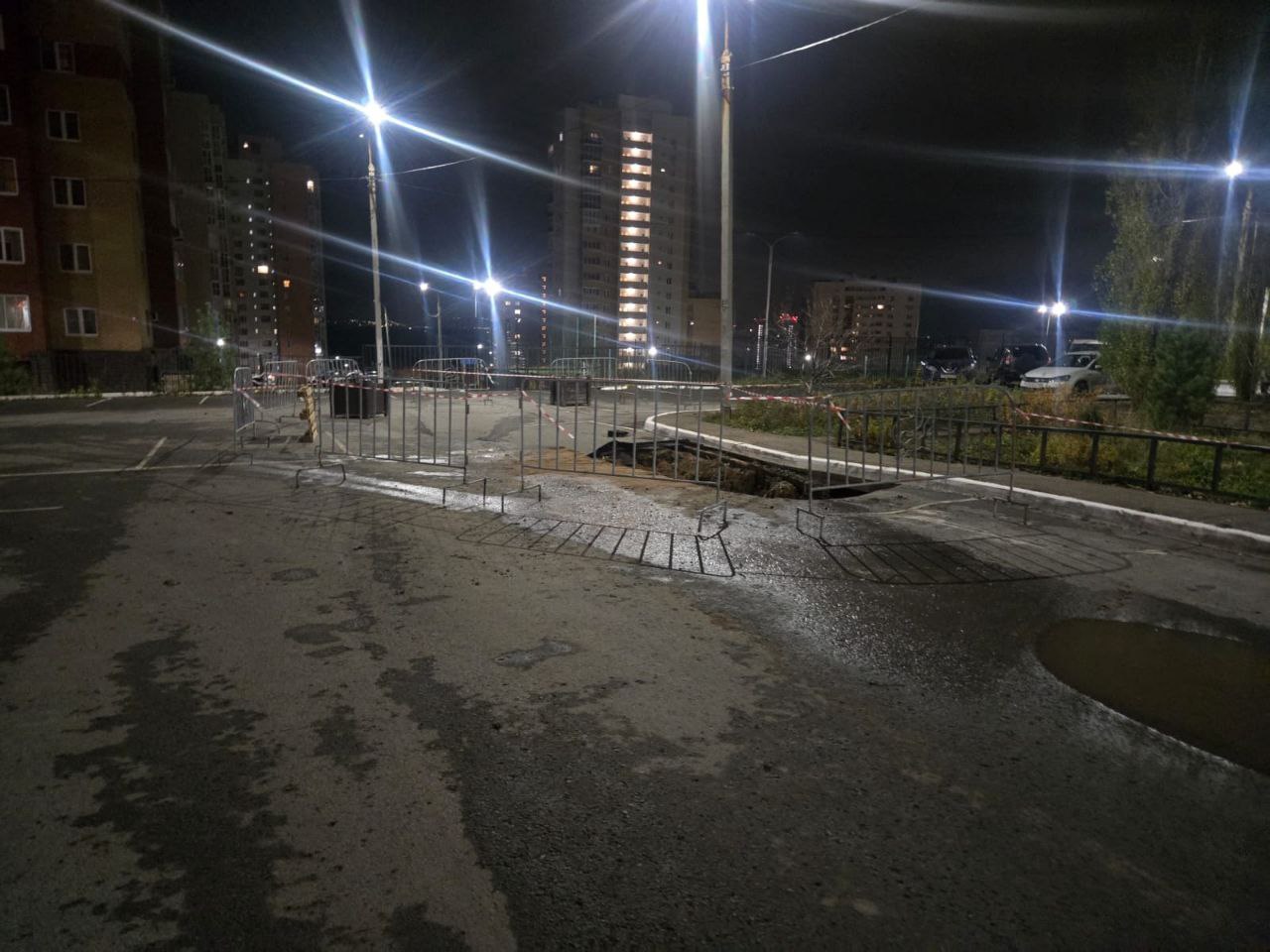 В Уфе обнаружили провал грунта В Уфе обнаружили провал грунта