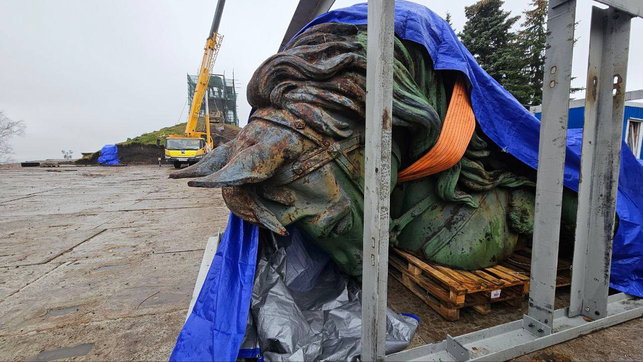 Со скульптуры коня Салавата Юлаева сняли верхнюю часть и увезли в цех на реставрацию