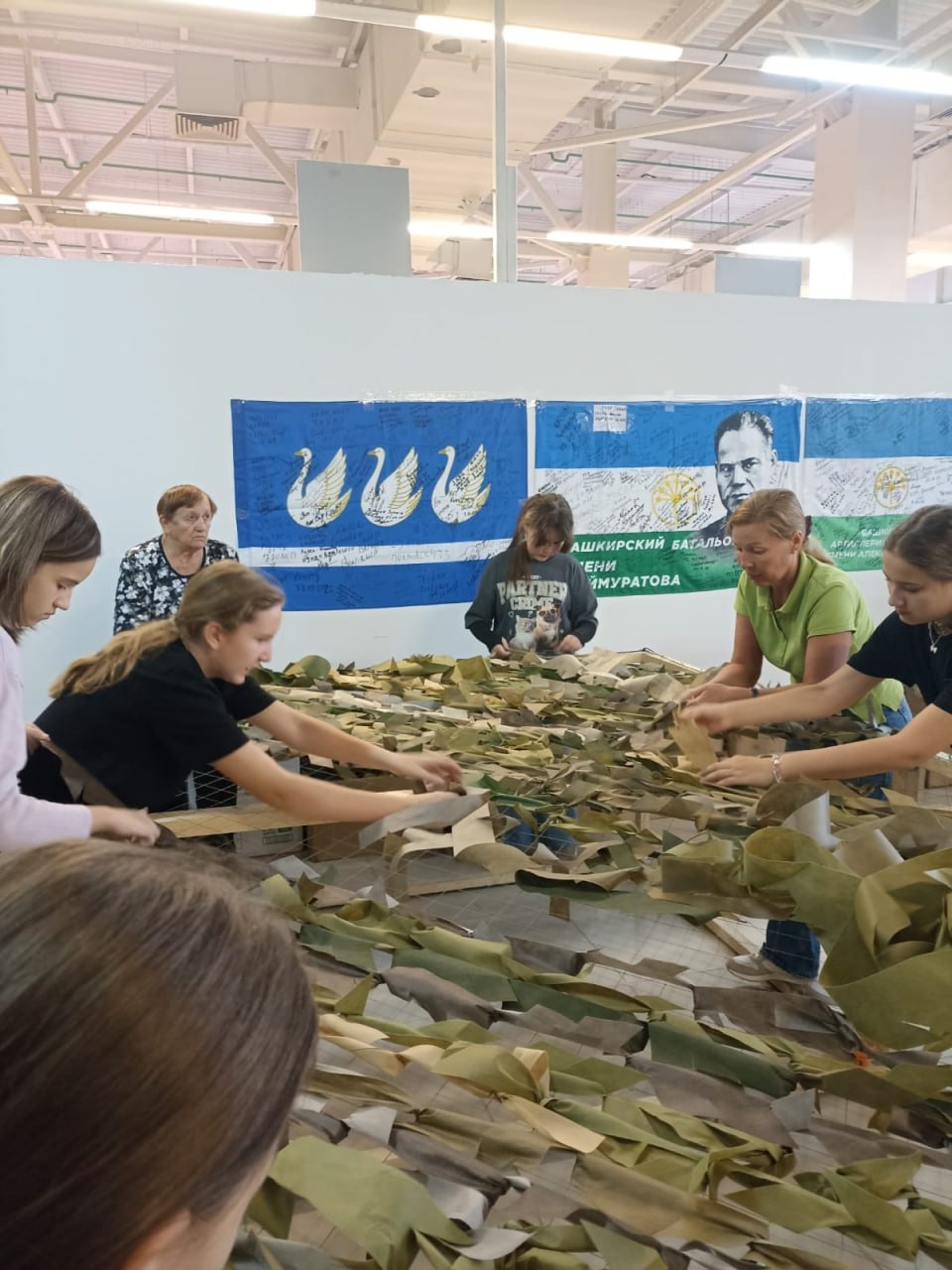 Школьники Стерлитамака помогают готовить маскировку для фронта Школьники Стерлитамака помогают готовить маскировку для фронта