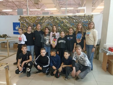 Школьники Стерлитамака помогают готовить маскировку для фронта