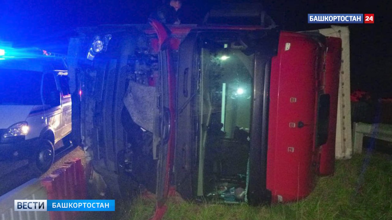 На трассе в Дюртюлинском районе Башкирии перевернулась фура На трассе в Дюртюлинском районе Башкирии перевернулась фура