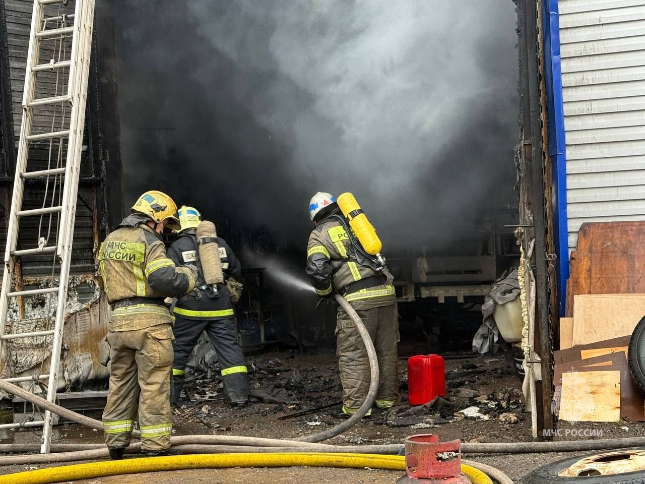 Пожар в автосервисе ликвидирован Пожар в автосервисе ликвидирован