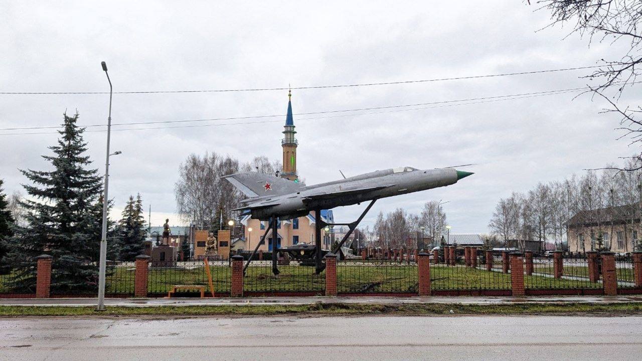 В Башкирии появился памятник легендарному МиГ-21