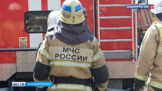 В Уфе пожарные тушат возгорание в автосервисе