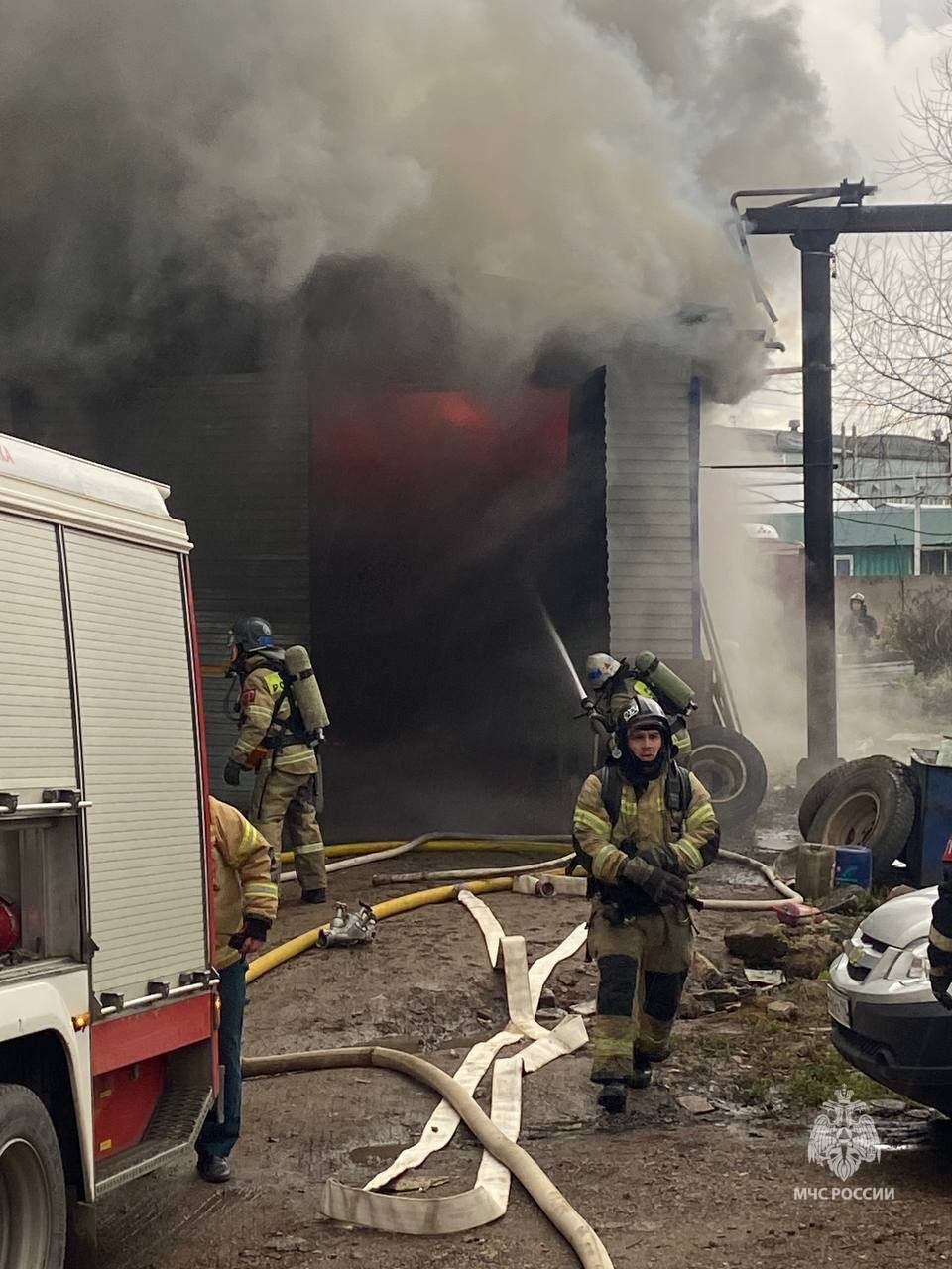Пожар в автосервисе ликвидирован Пожар в автосервисе ликвидирован