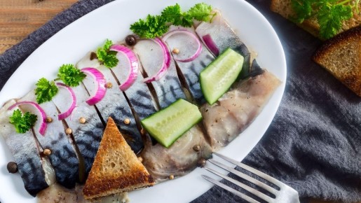 Вот как умные хозяйки солят скумбрию, не пачкая рук: попробуйте и вы простой способ