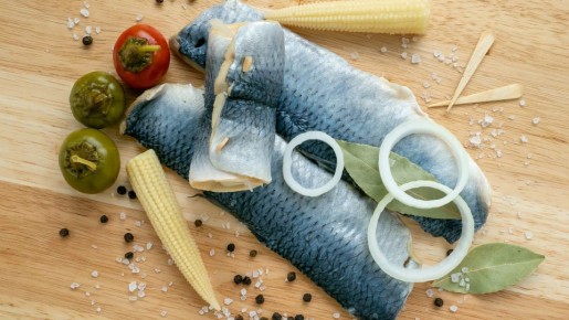 Шеф-повара не потрошат селедку перед засолкой: заливают этим пряным рассолом